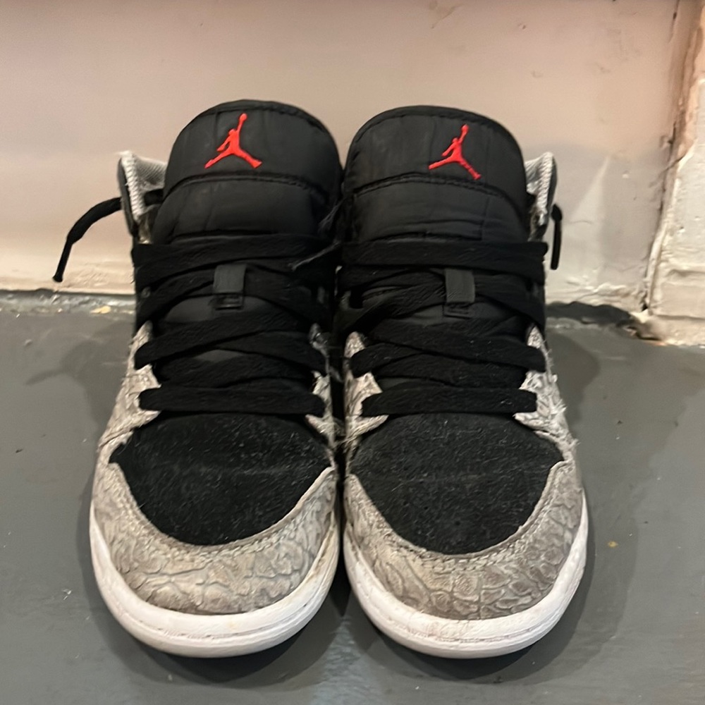 Nike black/ gray snake